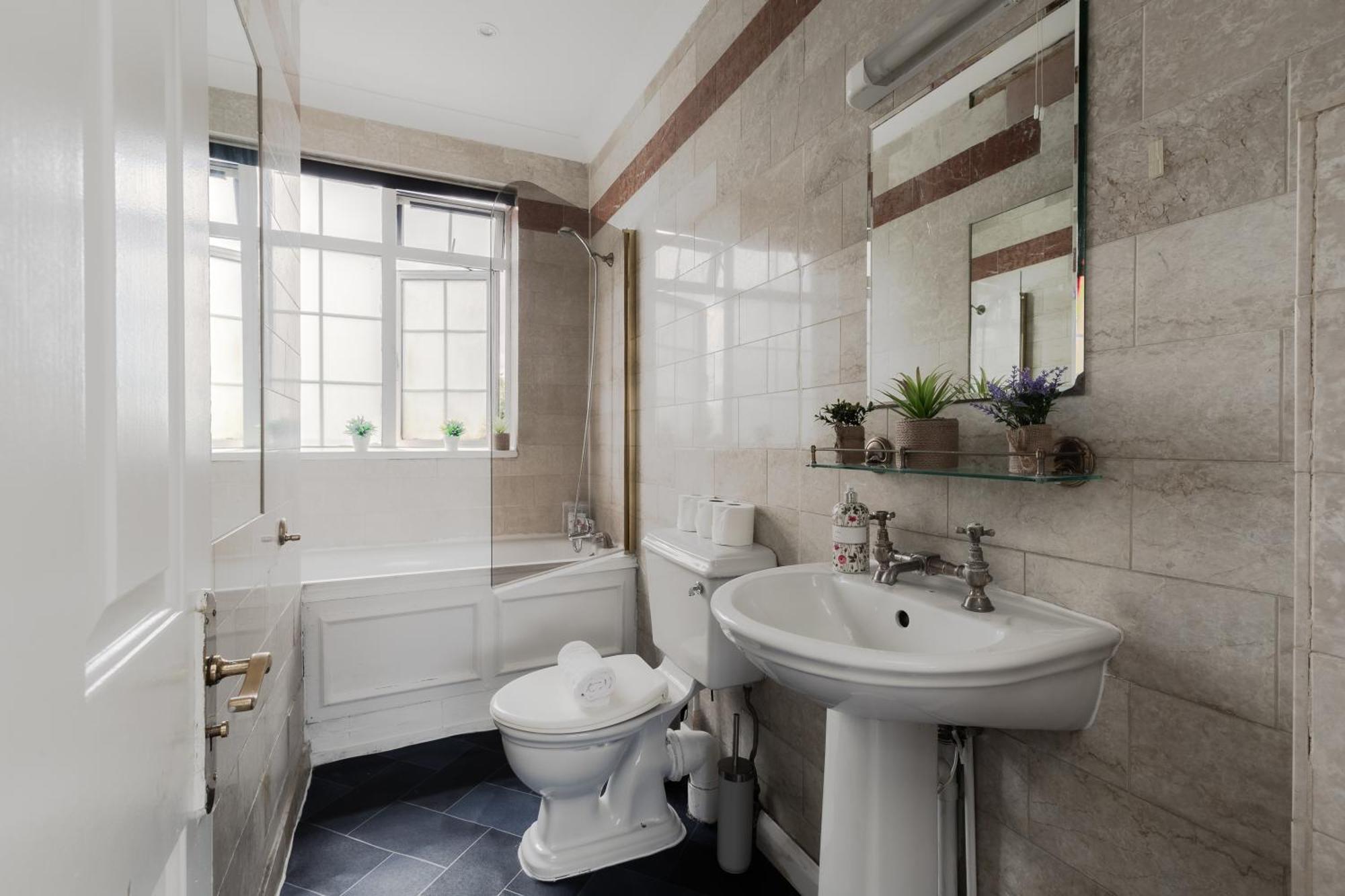 Lovely & Cosy 2br 2bath 'penthouse' Steps To Hyde P London