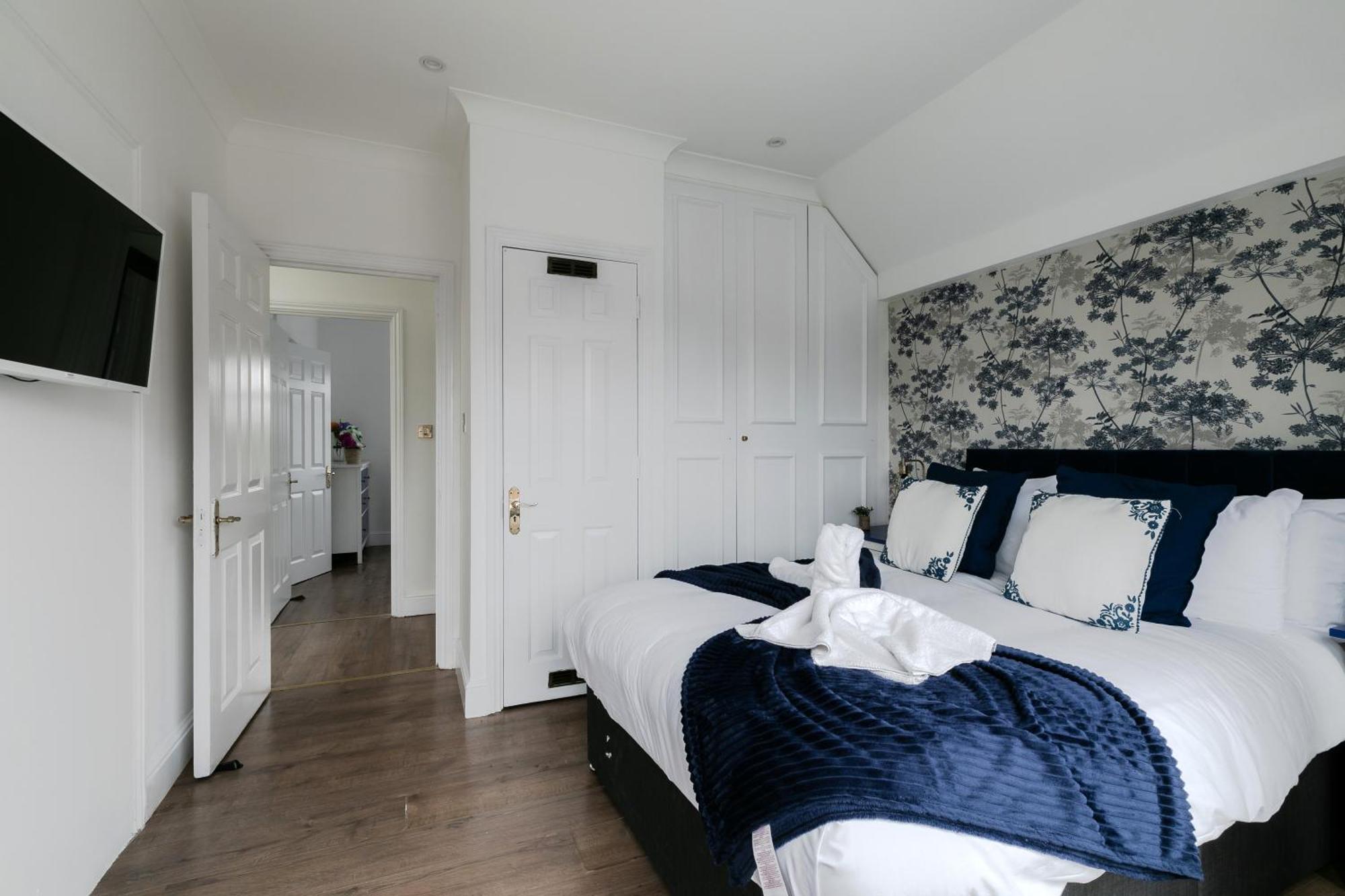 Lovely & Cosy 2br 2bath 'penthouse' Steps To Hyde P