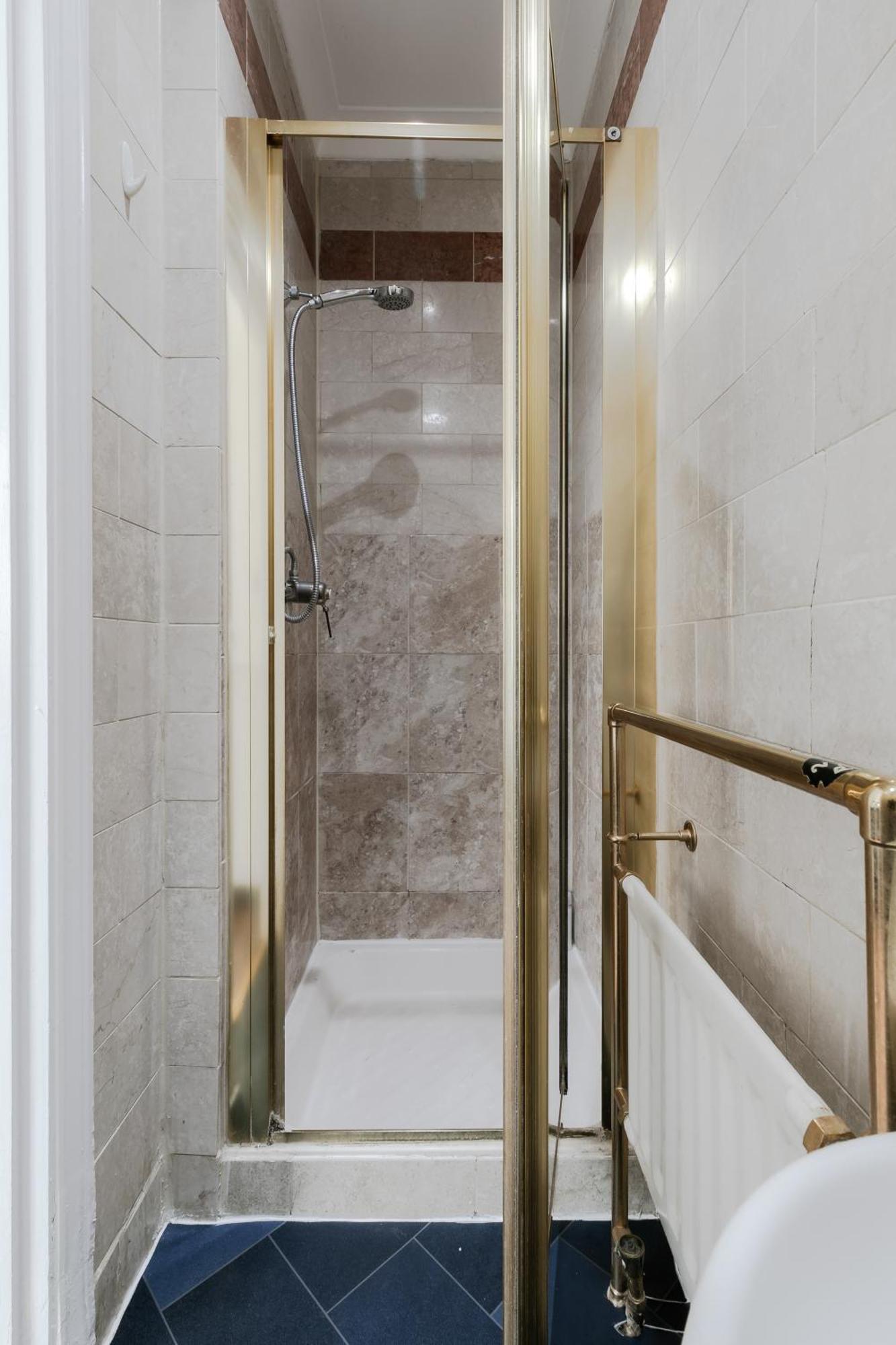 Lovely & Cosy 2br 2bath 'penthouse' Steps To Hyde P *