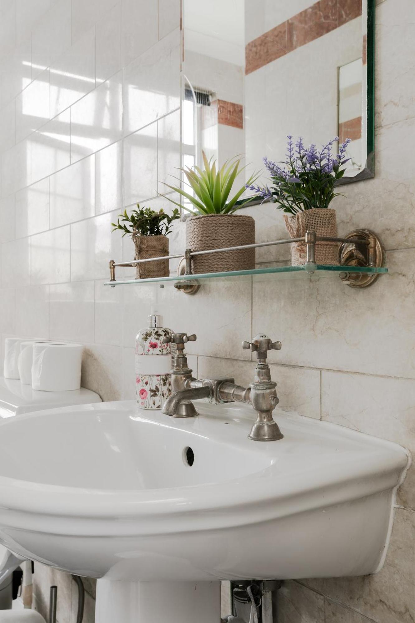 Lovely & Cosy 2br 2bath 'penthouse' Steps To Hyde P